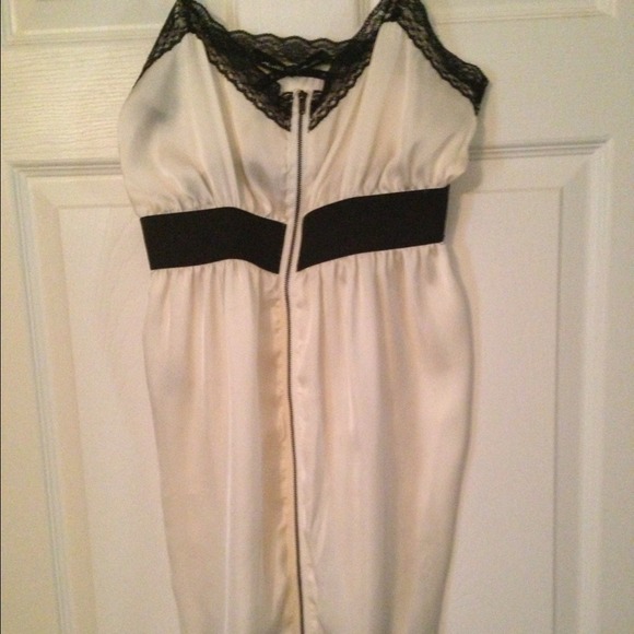 🚫TRADED Sexy cream & black dress from the Buckle! - Picture 2 of 2