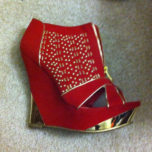 ❌❌SOLD❌❌Red Wedges - Picture 2 of 3