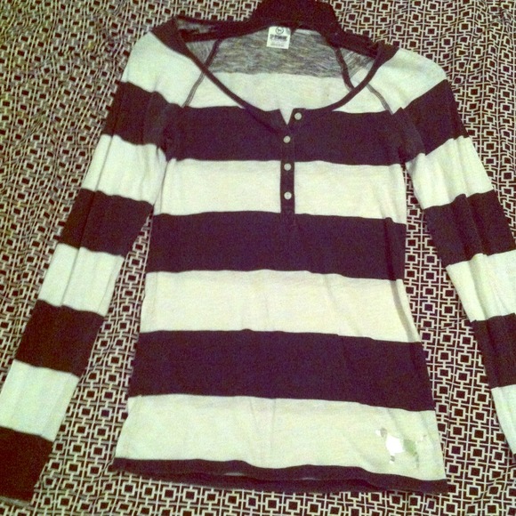 🎀 Striped VS long sleeved T! 🎀