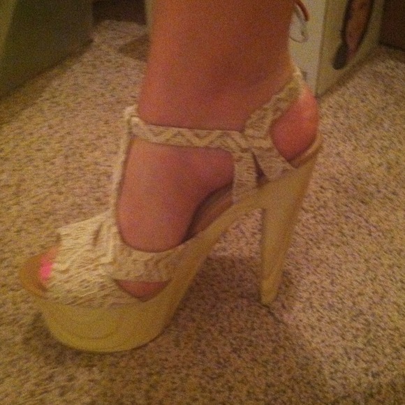 Gorgeous Wood and Lace Heel - Make an Offer! - Picture 2 of 3