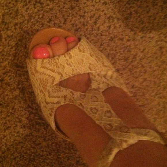 Gorgeous Wood and Lace Heel - Make an Offer! - Picture 3 of 3