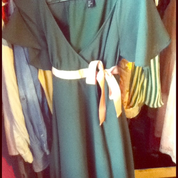 Green and tan dress makes me feel like scarlet! Ha - Picture 1 of 1
