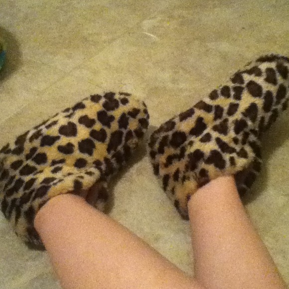 Leopard Slippers - Picture 2 of 3