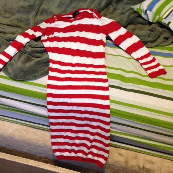 Half sleeve short soft red and white dress.