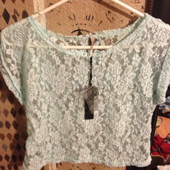 Traded❤NWT mint lace crop top