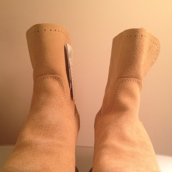 Ankle boot in the color "Sand". Never worn. Suede. - Picture 2 of 4