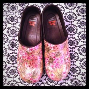 ⬇ Dansko Professional Comfort Slip on Floral Clogs