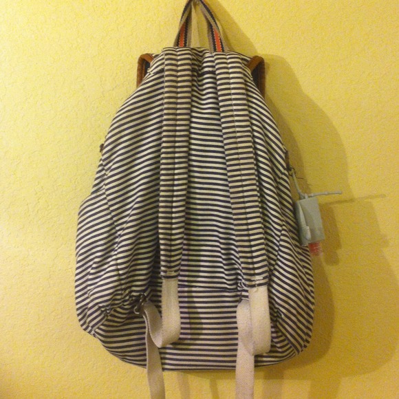 ❌ SOLD ❌ 🌸 Host Pick 9/2 🌸 Backpack❕ - Picture 4 of 5