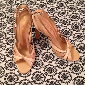 ⬇ Gwen Stefani Laken Strappy Nude Wooden Leather