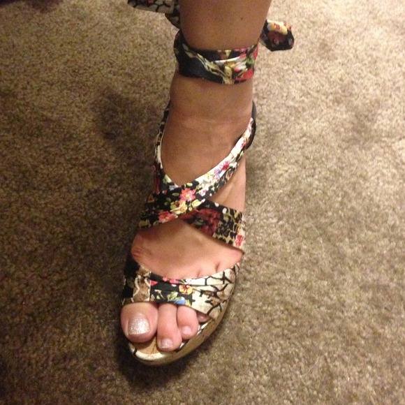 Guess wedges with satin ribbon - Picture 2 of 3