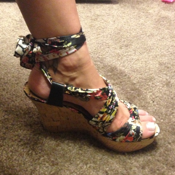 Guess wedges with satin ribbon - Picture 3 of 3