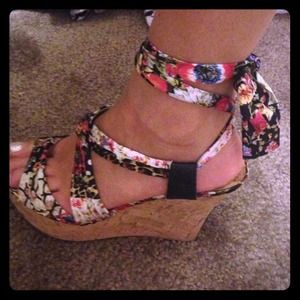 Guess wedges with satin ribbon