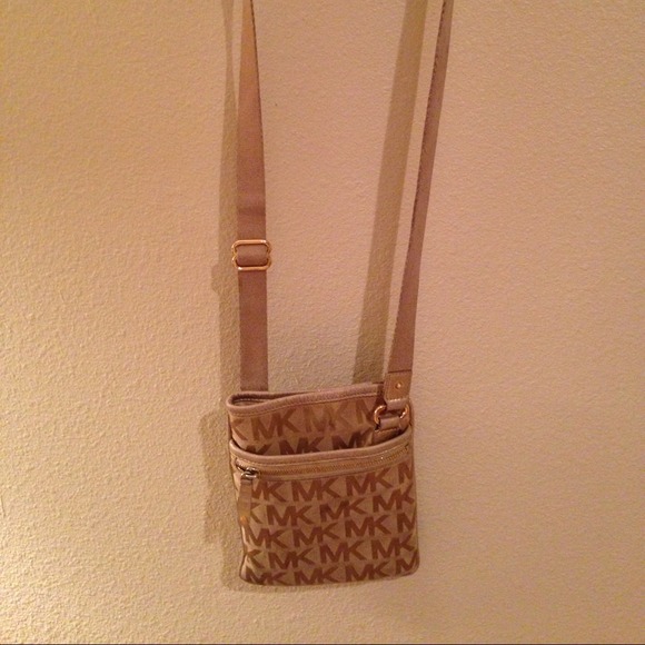 ❌❌SOLD❌❌Michael Kors cross body bag!