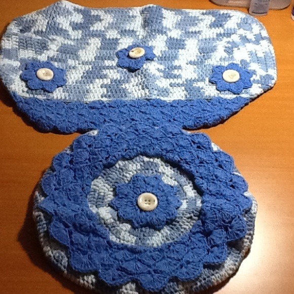Bathroom sets - Picture 1 of 4