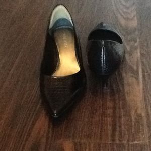 Nine West black snake skin kitten heels. 6.5