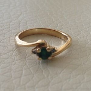 14k gold ring with emerald and two tiny diamonds