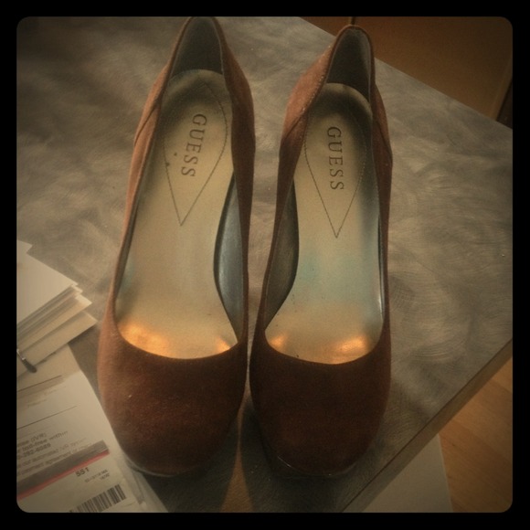 Suede and patent leather brown platform heels