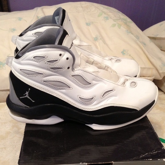 $20 🅿️🅿️White&Black Jordans