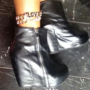 Wedge Boots with zipper detail