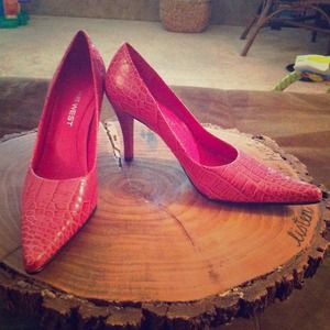 Hot pink Nine West pumpsTAKE AN ADDITIONAL 50% OFF