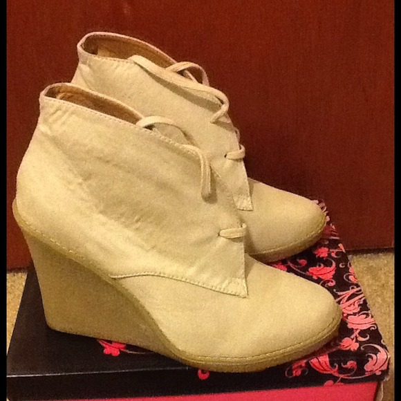🌟🌟SOLD🌟🌟🔴🔴CREME SUEDE WEDGE BOOTIES🔴NOW $14