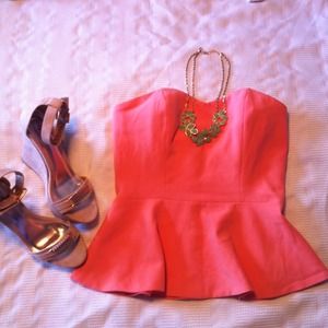 ❌❌Reserved❌❌Peach peplum strapless top.