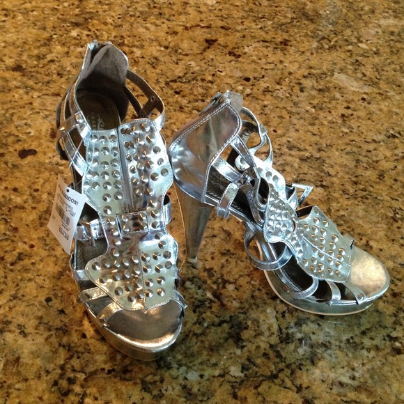 Charles Albert  Shoes - ⛔In hold for⛔@linitafoi55 silver heels