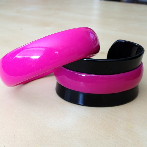 ❌SOLD❌ Pink and Black plastic bangle set