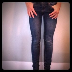 Super cute jeans! Barely worn and super comfy.