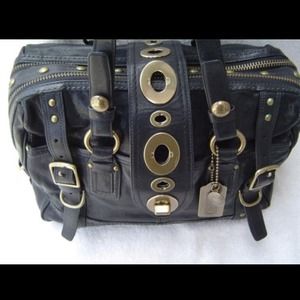 Need help trying to find this coach!!!