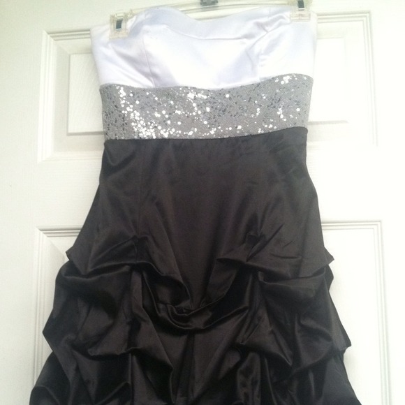 Cute strapless dress! Worn once! - Picture 1 of 1