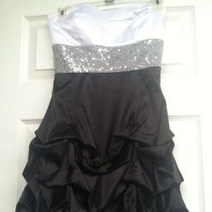 Cute strapless dress! Worn once!