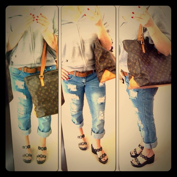 Louis Vuitton Handbags - 🎉HOST PICK 🎉Louis Vuitton ✔️SOLD✔️@elviaalvarado