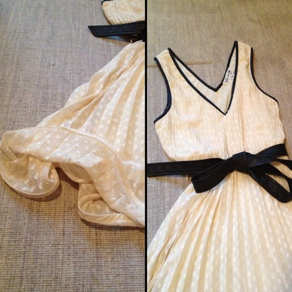 ❤️SOLD IN BUNDLE❤️Romantic Cream Polka Dot Dress - Picture 4 of 4