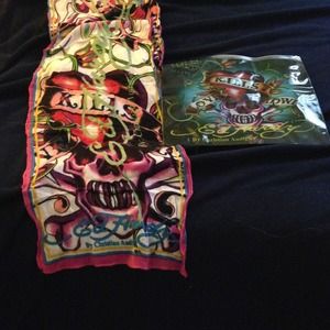 ✅Hold 2 Ed hardy scarfs