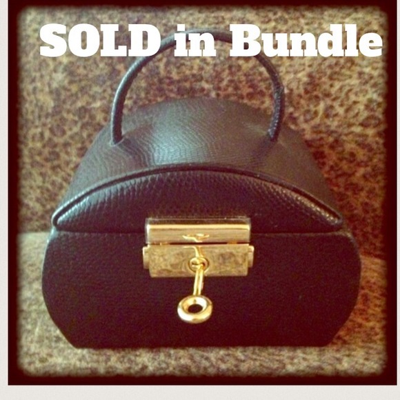 💗💗SOLD💗💗Elegant travel jewelry case