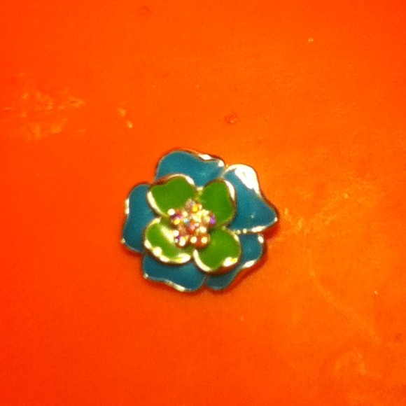 Blue and green flower pendant