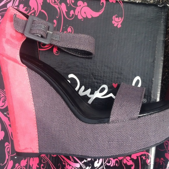 ❌SOLD❌Wedges Size 7