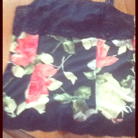 Lace trim rose tank top🌹🌺