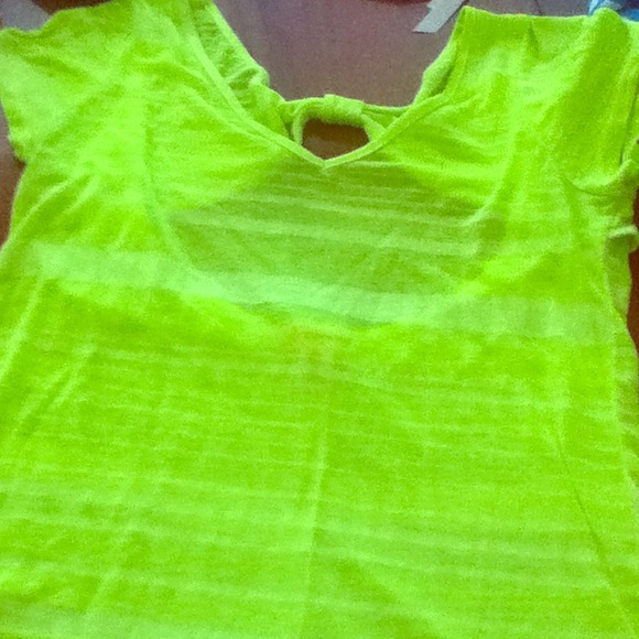 Neon yellow top with semi open back💚💛
