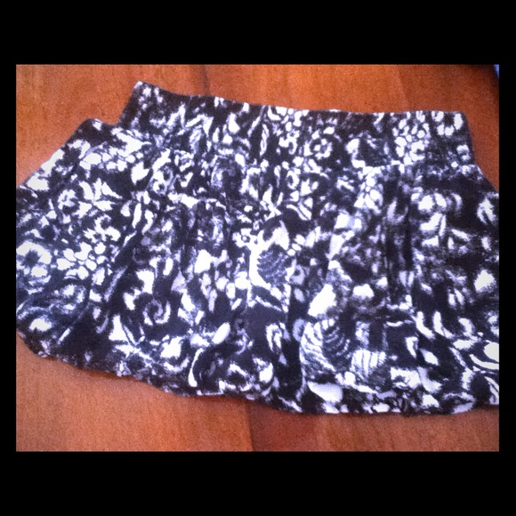 Black and white bubble skirt🌊