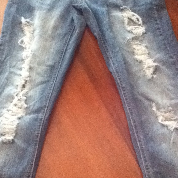 Ripped skinny jeans🌞🌻