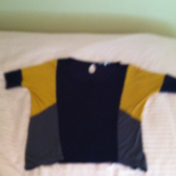 Cut Block Color Top - Picture 2 of 3