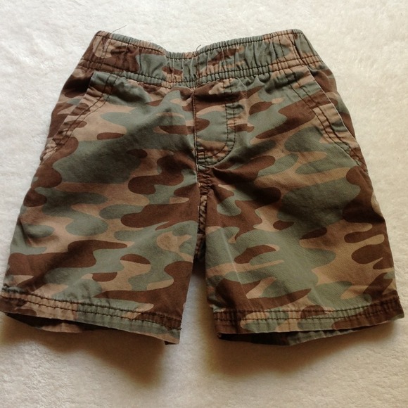 ⭐️2T- toddler boy army shorts