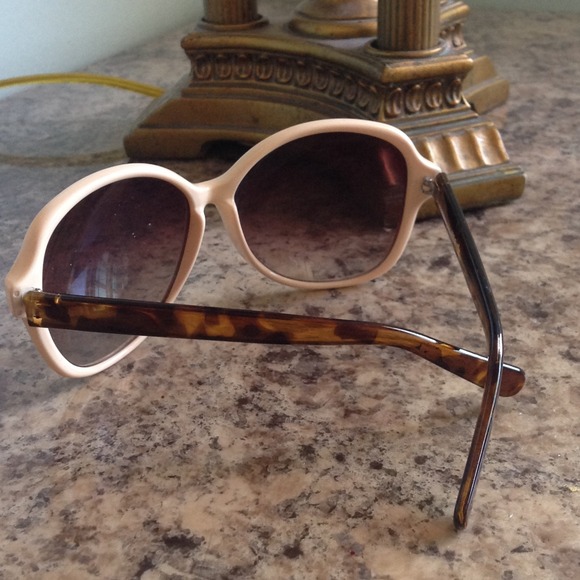 Cute sunglasses - Picture 2 of 2