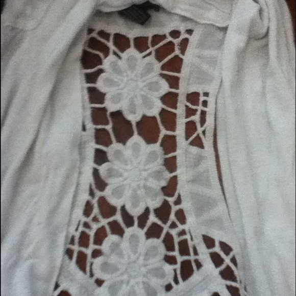 Short sleeved flowy flower back vest thingy - Picture 2 of 4