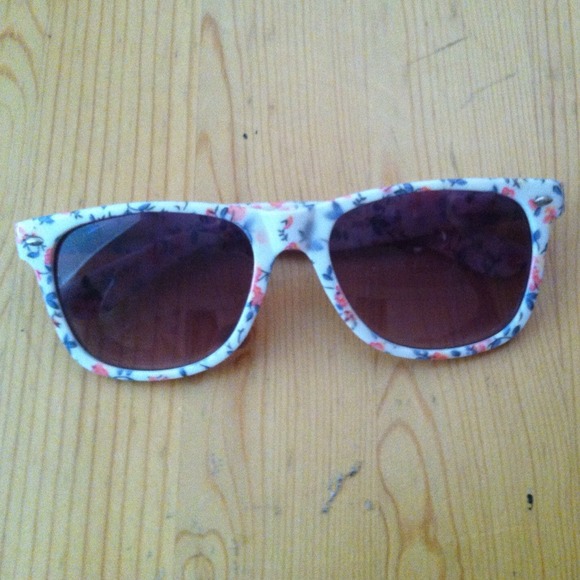 🌻SOLD🌻Floral sunglasses.