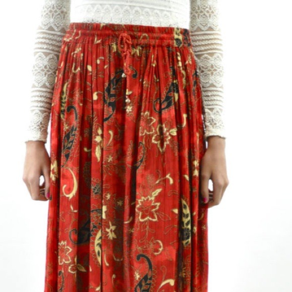 ✋Reserved✋👏Host Pick👏. Red Paisley Maxi - Picture 2 of 4