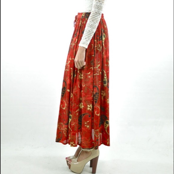 ✋Reserved✋👏Host Pick👏. Red Paisley Maxi - Picture 3 of 4