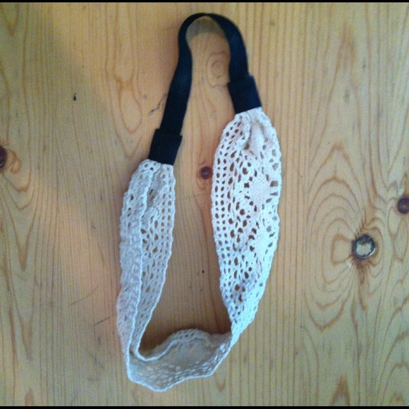 🌻 SOLD 🌻Cream crochet headband.